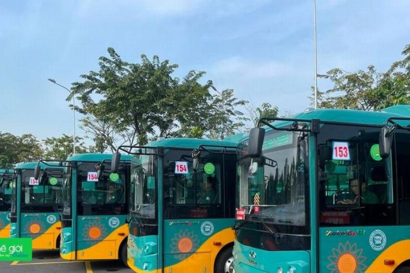 Xe Phương Trang tại bến xe Sóc Trăng sẵn sàng đón khách cho tuyến về TP.HCM